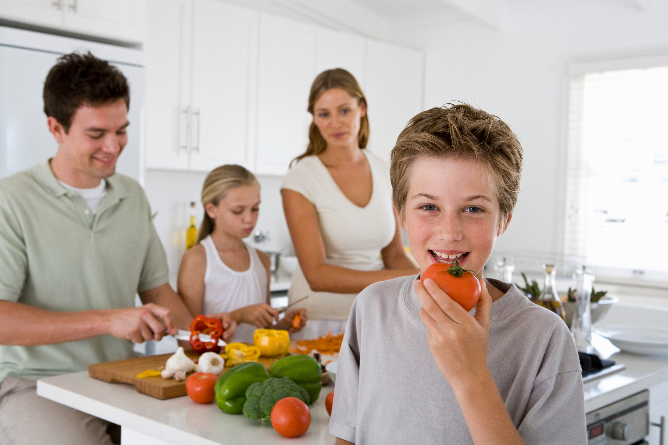 Потребность заботиться. Здоровое питание для подростков. Потребность в еде. Подростки и еда. Здоровое питание в семье.